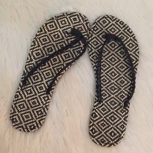 Aeropostale Aztec print flip flops